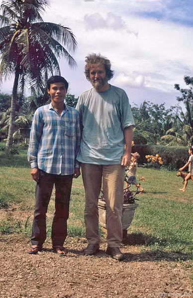 Nhân chứng may mắn của vụ thảm sát Mỹ Lai đứng bên nhiếp ảnh gia.