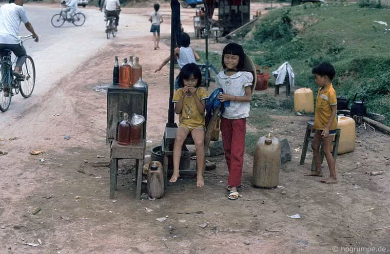 Một quầy bán xăng bên đường.