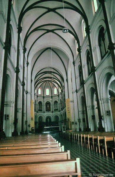 Bên trong nhà thờ Đức Bà.