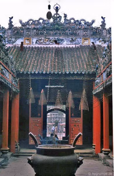 Chùa Bà Thiên Hậu - ngôi chùa nổi tiếng nhất của người dân tộc Hoa ở Sài Gòn.