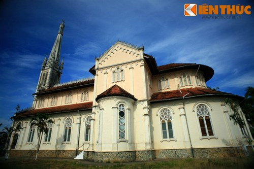 Nhà thờ Cái Bè nhìn từ mặt bên.