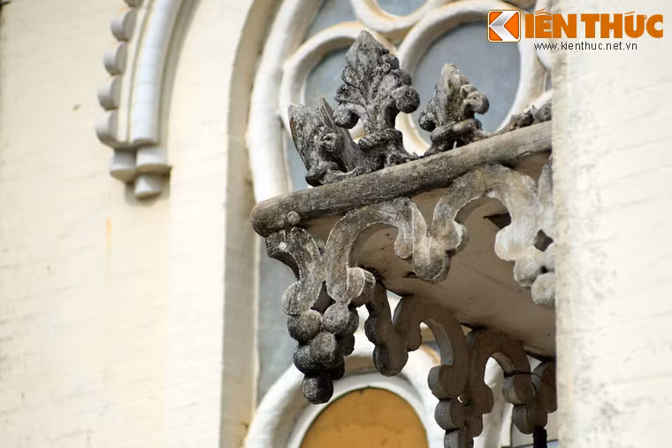 Hoa văn của mái che trên cửa phụ.