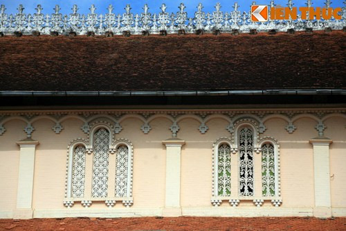 Diềm mái kết hợp hài hòa với vẻ đẹp của các ô cửa.