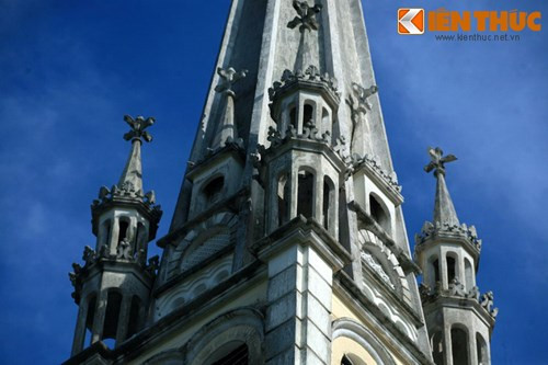 Tháp chuông được trang trí bằng nhiều tháp nhỏ.