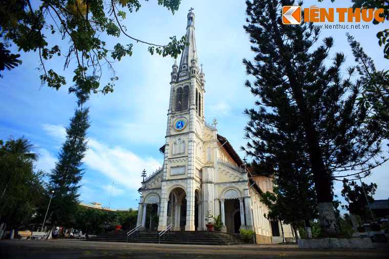 Đây là một nhà thờ cổ được xây dựng theo kiểu kiến trúc Roman vào khoảng những năm 1930.