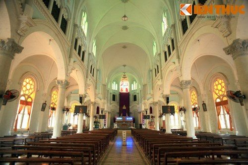 Không gian bên trong nhà thờ cũng được thiết kế rất giàu tính thẩm mỹ.