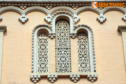 Mỗi ô cửa sổ được tạo tác rất công phu.