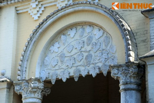 Hoa văn hình giàn nho ở hai cổng bên của mặt chính diện nhà thờ.