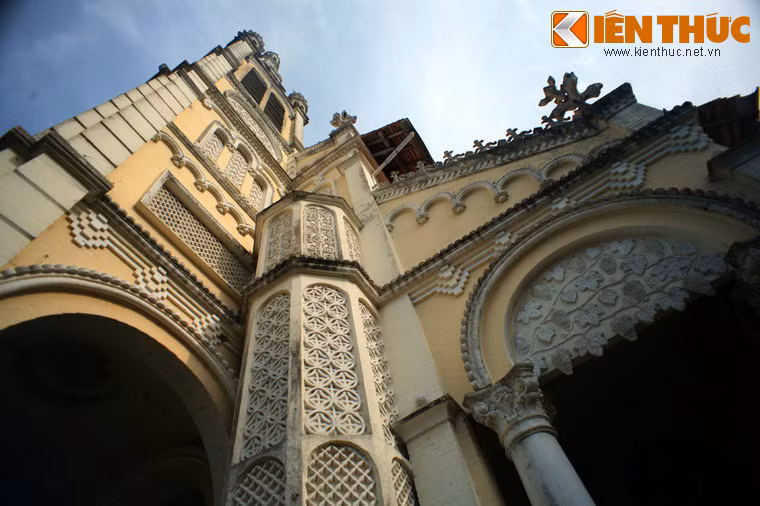 Mặt ngoài nhà thờ rất tráng lệ với những họa tiết trang trí và hoa văn đắp nổi cầu kỳ.