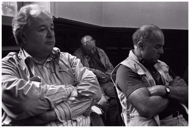  Philip Jones Griffiths (bên trái ảnh, người xứ Wales, 1936 - 2008) là một trong những phóng viên ảnh chiến trường nổi bật trong cuộc chiến tranh Việt Nam. Đến miền Nam Việt Nam để đưa tin cho hãng thông tấn Magnum (Anh) vào năm 1965, ông đã thực hiện nhiều bức ảnh gây sốc, phơi bày sự thật trần trụi về cuộc chiến phi nghĩa do Mỹ tiến hành ở Việt Nam. 