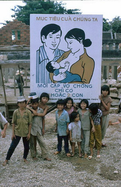 Pa-nô quảng bá cho kế hoạch hóa gia đình ở ven đường đến thành phố Huế.