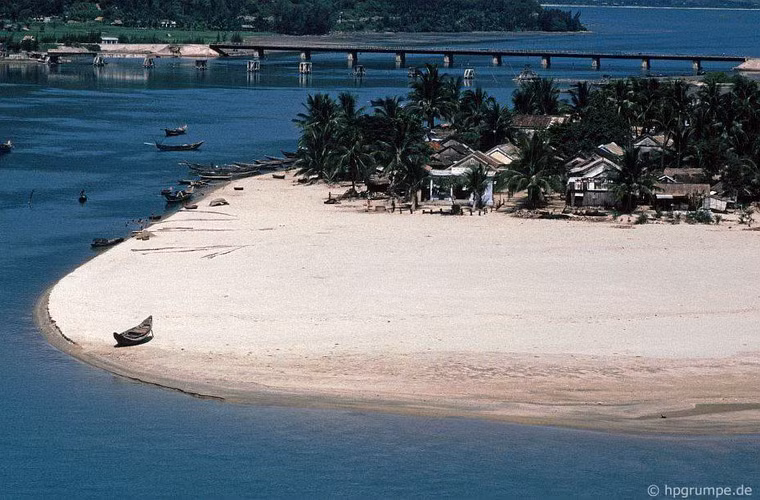 Xóm chài ẩn hiện bên bờ biển Lăng Cô.