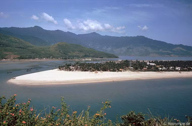 Bãi cát trắng phau của bán đảo Lăng Cô.