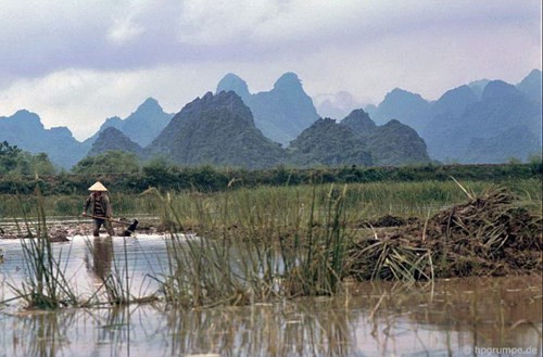 Giữa cảnh thiên nhiên hùng vĩ là những sinh hoạt đời thường của người dân.