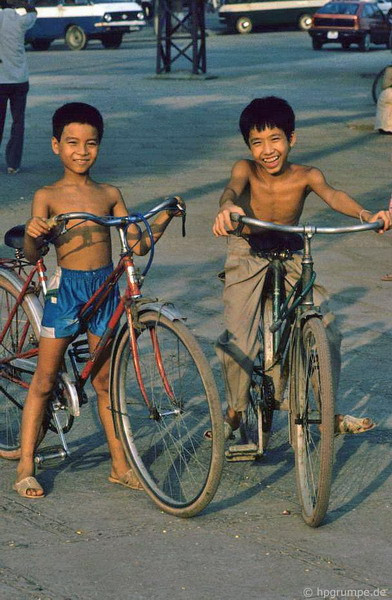 Với những chiếc xe đạp cao lêu nghêu, trẻ em có hai kiểu đạp, một là ngồi trên yên sau, hai là "đứng" đạp.