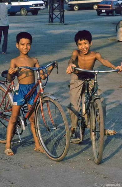 Với những chiếc xe đạp cao lêu nghêu, trẻ em có hai kiểu đạp, một là ngồi trên yên sau, hai là "đứng" đạp.