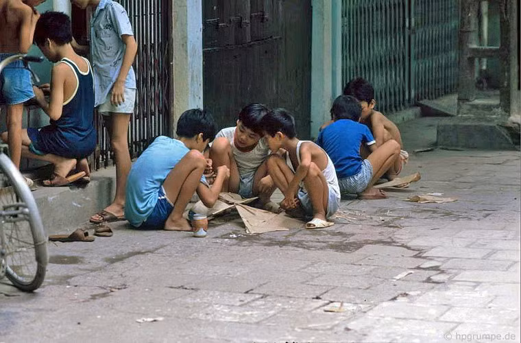 Đám trẻ và những con diều giấy.