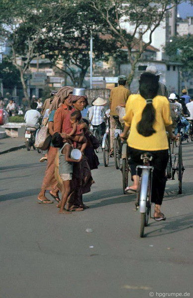 Việc qua đường với người đi bộ luôn là một thử thách nho nhỏ.