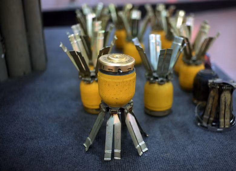  Bom quả dứa hoạt động tương tự bom bi, với 450 viên bi, tầm sát thương 15 mét. 