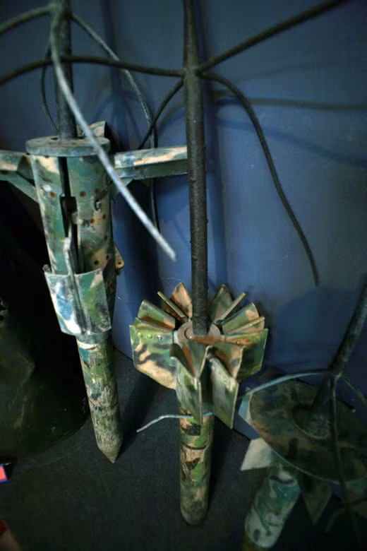  “Cây nhiệt đới” là thiết bị trinh sát điện tử, gồm bộ cảm ứng có khả năng phát hiện hơi người và tiếng động rồi truyền tín hiệu về để máy bay xác định mục tiêu đánh phá. Loại vũ khí này được thả trên một diện rộng từ từ cảng Cửa Việt lên đến đường 9 Nam trong kế hoạch Hàng rào điện tử MacNamara của Mỹ.