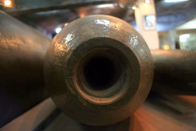  Bom đạn của Mỹ còn sót lại ở Việt Nam đã khiến hơn 40.000 người chết, trên 60.000 người bị thương tật trong giai đoạn 1975-2000, trong đó có nhiều trẻ em. Việc làm sạch số đạn bom này sẽ còn đòi hỏi rất nhiều tiền của và thời gian…