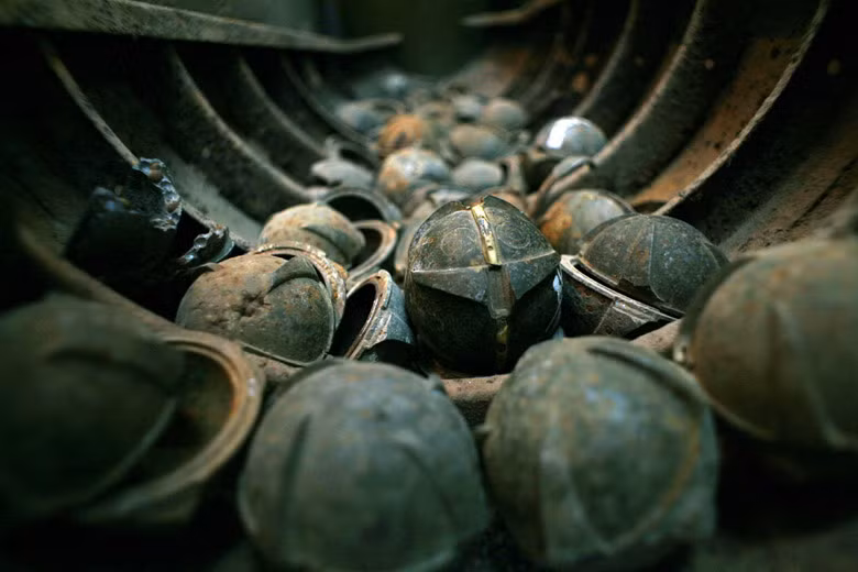  Mỗi quả bom mẹ chứa hàng trăm quả bom con trong ruột. Mỗi quả bom con này lại chứa 300 viên bi, khi nổ sẽ găm vào da thịt nạn nhân trong bán kính 10m. Sau chiến tranh, loại vũ khí vô nhân tính này vẫn còn khiến nhiều người vô tội thiệt mạng. 