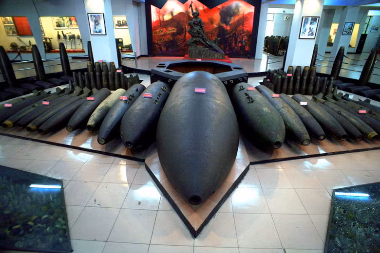  Nặng gần 7 tấn, bom BLU-82 (chính giữa tấm ảnh) là quả bom lớn nhất từng được sử dụng trong chiến tranh Việt Nam. Khi nổ, quả bom đặc biệt này không tạo thành hố mà san phẳng mặt đất trên một diện tích lên đến 100.000 m2. Chúng được dùng để phát quang cây cối làm bãi đỗ trực thăng hoặc trận địa pháo, cũng như sát thương đối phương. 