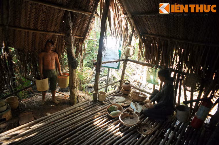 Trong những năm tháng kháng chiến gian khổ, công tác nuôi quân luôn được chỉ huy Đoàn 10 Rừng Sác đặc biệt quan tâm. Phần nhiều nhu yếu phẩm do nhân dân giúp đỡ và bộ đội tự túc thu thập như cua, còng, cá, lá kìm, đọt chà là...