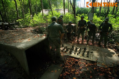 Cảnh chỉ huy Trung đoàn 10 đang nghe các chỉ huy phân đội báo cáo tình hình thực địa và hạ quyết tâm tổ chức tập kích phá hủy kho xăng Nhà Bè, một trung tâm cung cấp xăng dầu cho quân lực chế độ Sài Gòn. Công trình bên cạnh là hầm tránh bom.