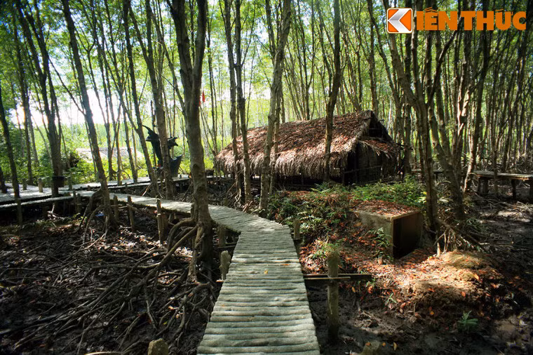 Chiến khu Rừng Sác có vị trí mang tính chiến lược vì nằm sát biển, gần Sài Gòn - căn cứ đầu não của Mỹ và chính quyền Sài Gòn, lại có địa hình hiểm yếu với rừng rậm bạt ngàn, sông rạch chằng chịt.