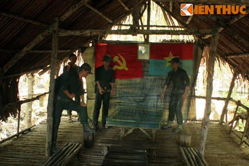 Tại Sở chỉ huy Đoàn 10, đội trưởng Hà Quang Vóc, chỉ huy trực tiếp trận đánh kho xăng Nhà Bè đang trình bày phương án tác chiến trước Trung đoàn trưởng Lê Bá Ước và Chính ủy Trần Thành Lập. Trong trận này, các chiến sĩ Đội 5 - Đoàn 10 đã thiêu hủy 250 triệu lít xăng, một tàu dầu 12.000 tấn cùng nhiều cơ sở vật chất khác của chính quyền Sài Gòn.