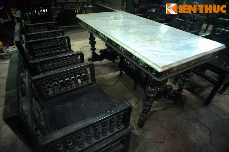 Nhiều nội thất trong nhà là những cổ vật quý giá, nổi bật là bộ bàn ghế gỗ có mặt bàn làm bằng đá hoa cương.