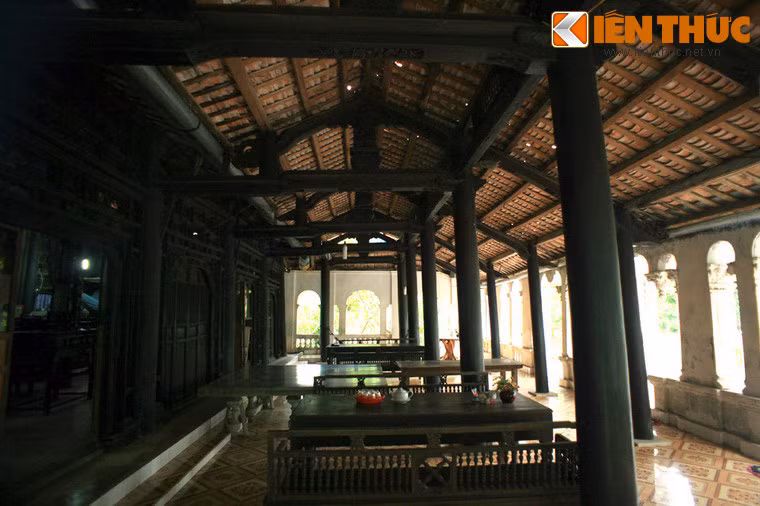 Những cấu trúc bê tông kiểu Tây biến mất, thay vào đó là những hàng cột gỗ đen bóng của một ngôi nhà cổ thuần Việt.