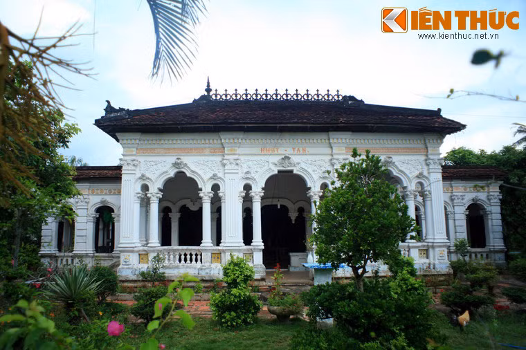 Giữa một khu vườn rộng bạt ngàn ở ấp An Thạnh của làng cổ Đông Hòa Hiệp (huyện Cái Bè, tỉnh Tiền Giang) có một tòa dinh thự cổ bề thế nổi bật với màu trắng như tuyết và kiến trúc phương Tây cổ điển.