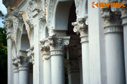 Với cách một ngôi nhà bằng gạch kiện có bên ngoài, các cấu trúc gỗ của ngôi nhà bên trong sẽ được che chắn khỏi tác động thời tiết.