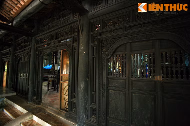 Gian nhà chính hiện ra với những bộ cửa được chế tác rất tinh xảo.