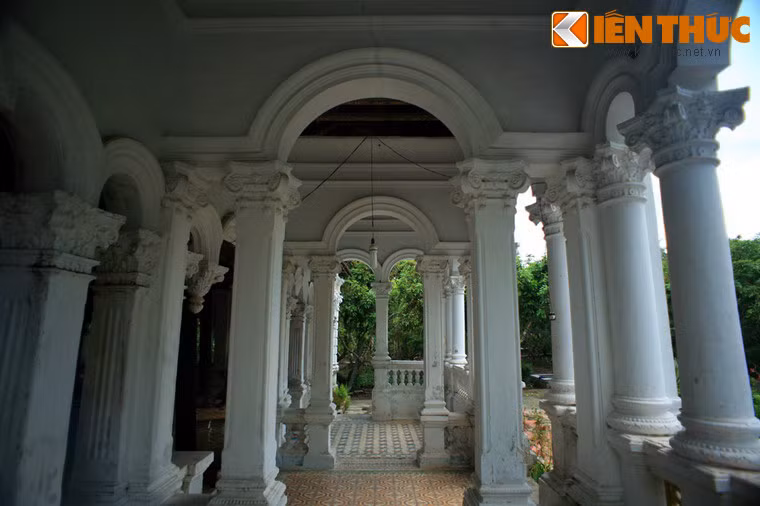 Mặt tiền của tòa nhà gây ấn tượng mạnh mẽ với hàng hiên gồm hàng chục cây cột được tạo hình cầu kỳ.