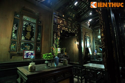 Những bức tranh thờ cùng nhiều lọ, bình... cũng là cổ vật được truyền lại qua nhiều thế hệ.