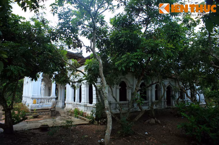 Theo các tư liệu của dòng họ, ngôi nhà cổ bằng gỗ đã được ông Lê Văn Ký (ông Lê Quang Xoát là cháu đời thứ 6) xây dựng từ năm 1818. Đến năm 1934 ngôi nhà gạch kiểu Tây mới được xây dựng bên ngoài.