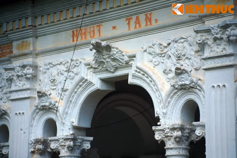 Các họa tiết trang trí toát lên vẻ quý phái.