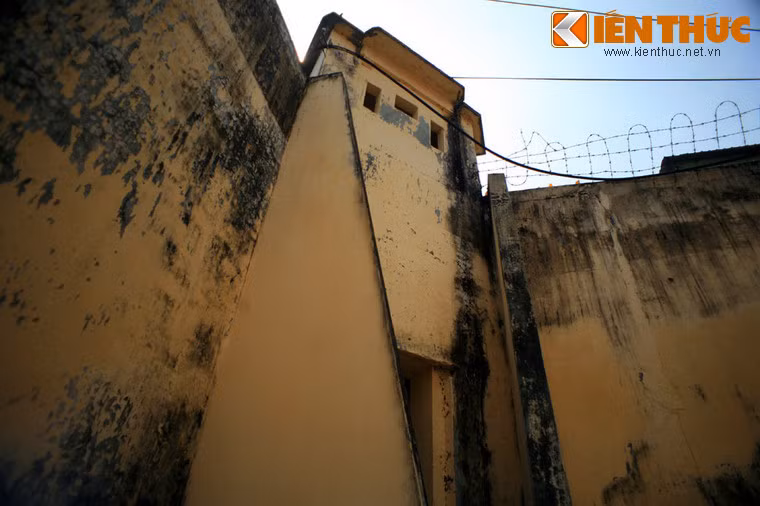 Với diện tích trên 3.000m2, Khám được xây dựng kiên cố, có tường dày (cao 3,6 m đến 5 m, trên tường có cắm nhiều mảnh chai nhọn) và rào sắt bao bọc, có các vọng gác cao 6 m gắn, lắp đèn pha chiếu sáng để kiểm soát.