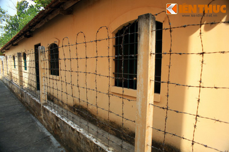 Khám lớn Cần Thơ từng được chia thành 2 khu (nam và nữ), với 21 phòng giam tập thể (có sức chứa khoảng 30 người, nhưng có khi giam hơn trăm).