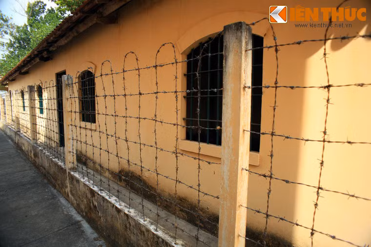 Khám lớn Cần Thơ từng được chia thành 2 khu (nam và nữ), với 21 phòng giam tập thể (có sức chứa khoảng 30 người, nhưng có khi giam hơn trăm).