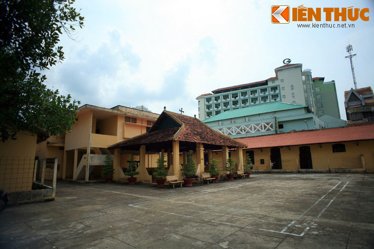 Khám Lớn Cần Thơ (địa chỉ hiện nay: số 8, đường Ngô Gia Tự, phường Tân An, quận Ninh Kiều) từng là nơi thực dân Pháp và đế quốc Mỹ giam giữ nhiều thế hệ chiến sĩ cách mạng trong suốt 2 cuộc kháng chiến. Năm 1876, hạt Cần Thơ được thành lập. Pháp đã cho xây dựng nhà tù có tên là Prison Provinciale (có nghĩa là "nhà tù tỉnh") vào năm 1886. Vị trí nhà tù nằm cạnh khu vực dinh Tỉnh trưởng (nay là nơi đặt trụ sở Ủy ban Nhân dân thành phố Cần Thơ).