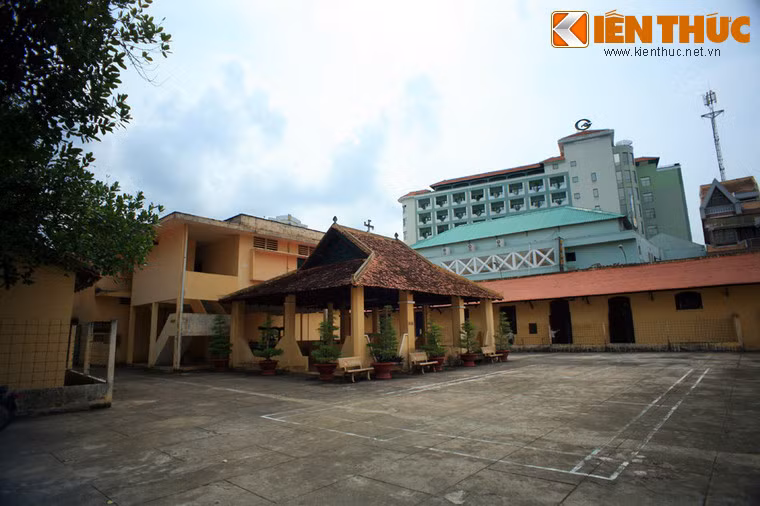 Khám Lớn Cần Thơ (địa chỉ hiện nay: số 8, đường Ngô Gia Tự, phường Tân An, quận Ninh Kiều) từng là nơi thực dân Pháp và đế quốc Mỹ giam giữ nhiều thế hệ chiến sĩ cách mạng trong suốt 2 cuộc kháng chiến. Năm 1876, hạt Cần Thơ được thành lập. Pháp đã cho xây dựng nhà tù có tên là Prison Provinciale (có nghĩa là "nhà tù tỉnh") vào năm 1886. Vị trí nhà tù nằm cạnh khu vực dinh Tỉnh trưởng (nay là nơi đặt trụ sở Ủy ban Nhân dân thành phố Cần Thơ).