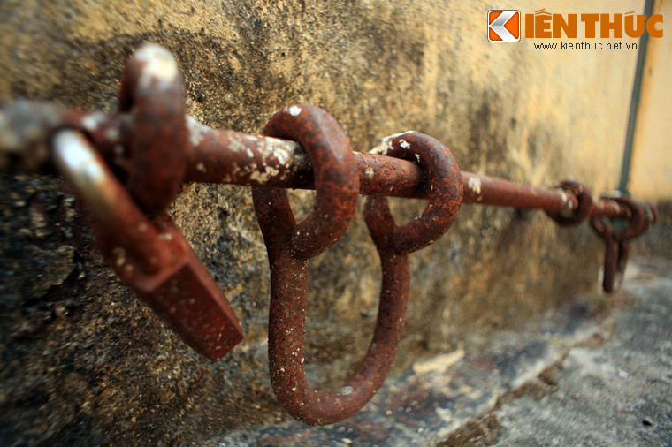 Một bộ cùm chân ở khu biệt giam.