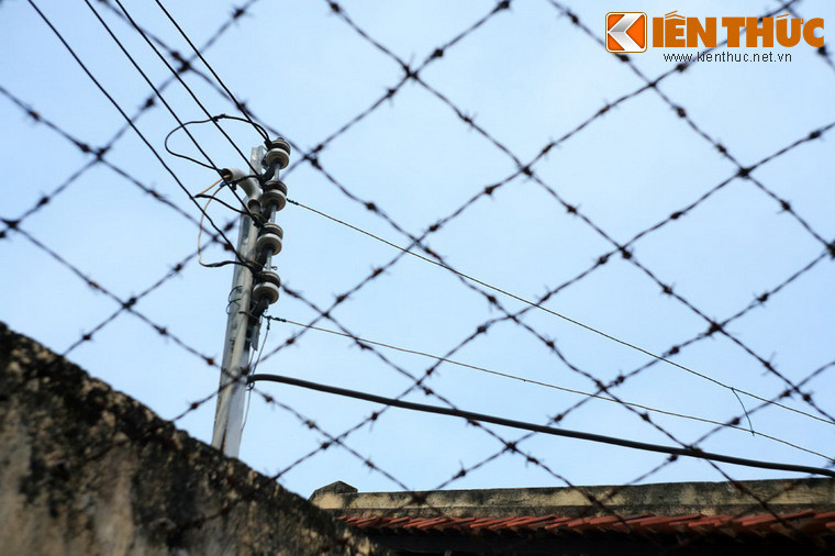 Lưới sắt chăng phía trên khu biệt giam.