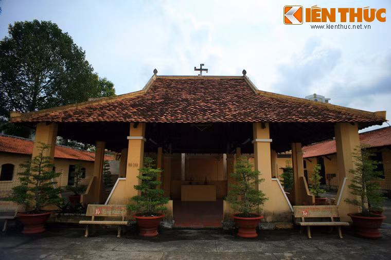 Trong Khám còn có cả chùa và nhà thờ dành cho những tù nhân có đạo đi lễ. Đây là một biện pháp để "cảm hóa" từ nhân của giới lãnh đạo trại tù.