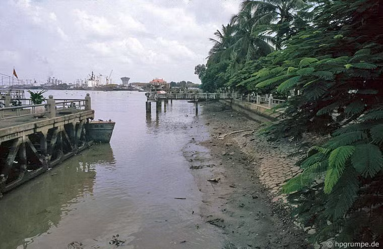 Từ bến tàu nhìn ra phía cảng Sài Gòn.