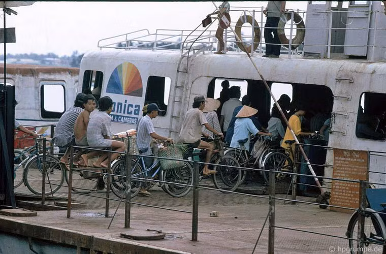 Do chưa có cầu, phà là phương tiện chính để qua sông Sài Gòn.